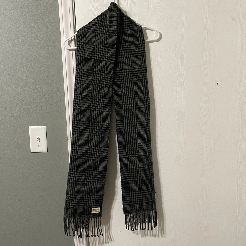 Abercrombie & Fitch Men’s Warm Plaid Gray Winter Fashion Scarf